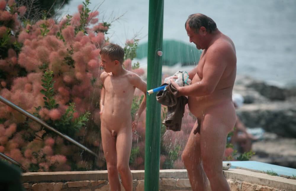 Naturist Shower Profiles pics - The practice of nudism promotes freedom from fears and insecurities