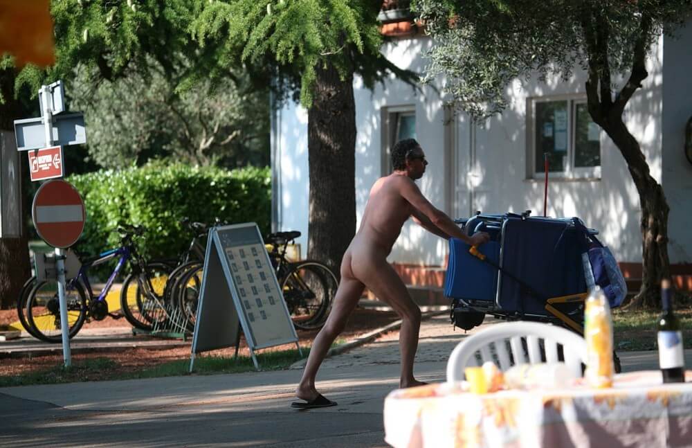 Park Side Street Pass-Bys photos - Lightness and ease as the main traits of naturists