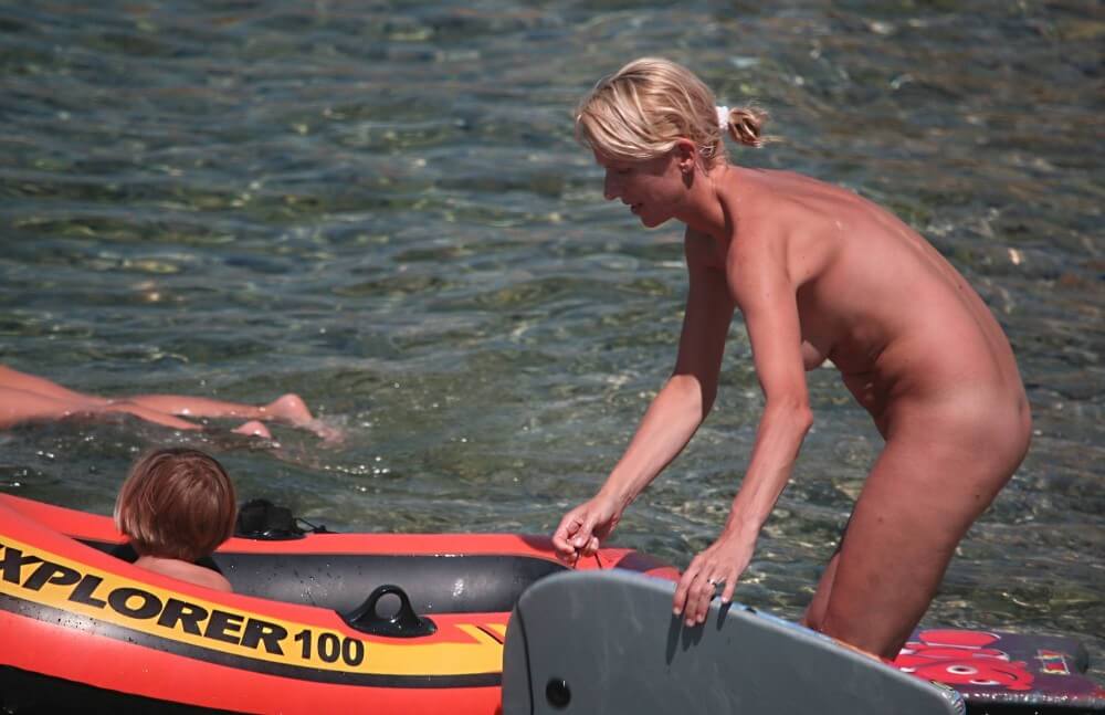 Red Boating for Two Nudists pics - Nudism encourages love for nature and oneself