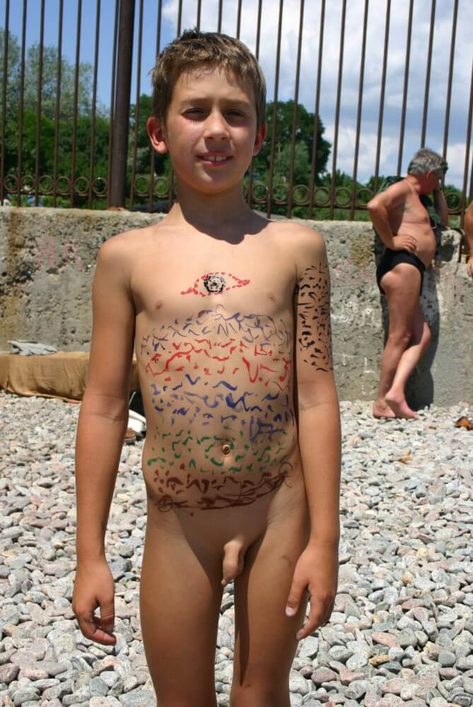 Father and Daughter Painted pics - Being oneself is the foundation of nudism