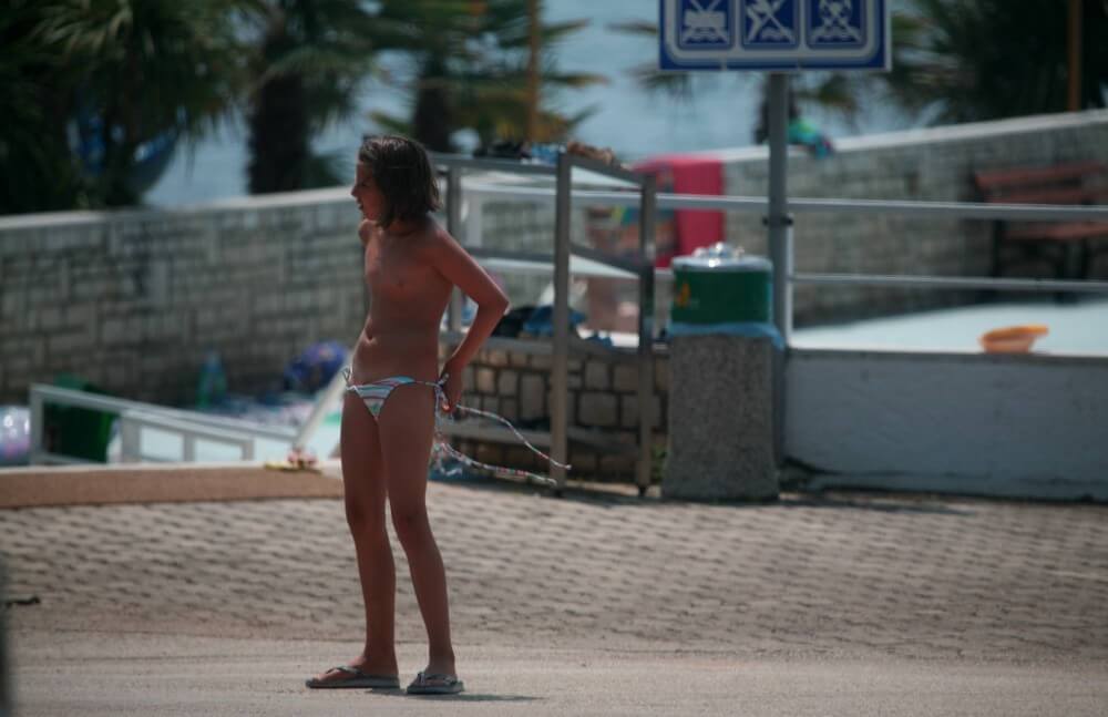 Naturist Pool Walkaround pics - This practice of going nude was embraced by the highest ranks of the aristocracy