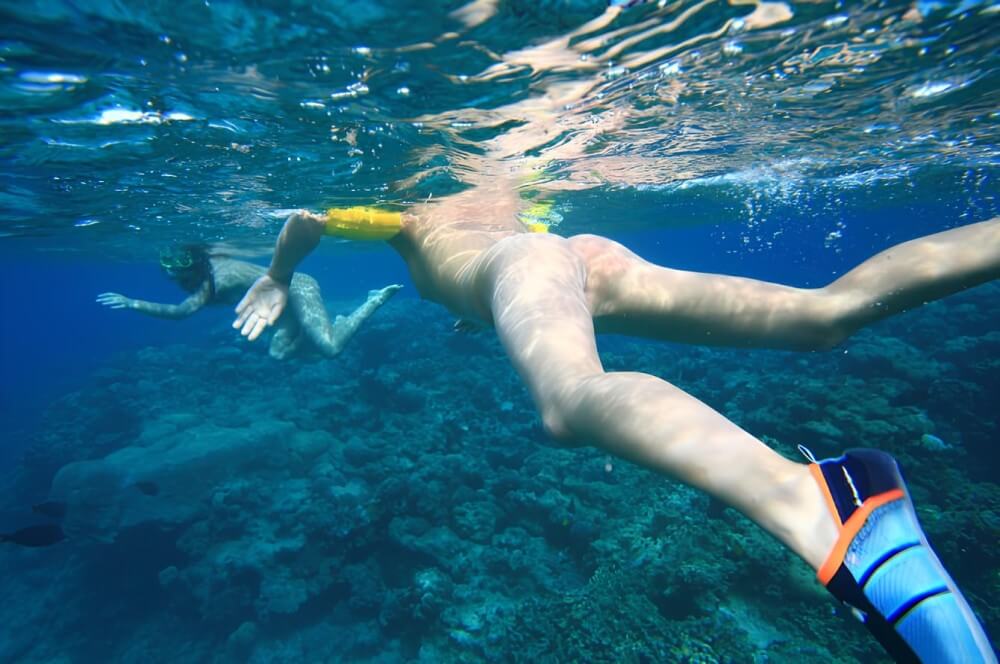 Nudism on the Red Sea photo gallery - Getting rid of clothes