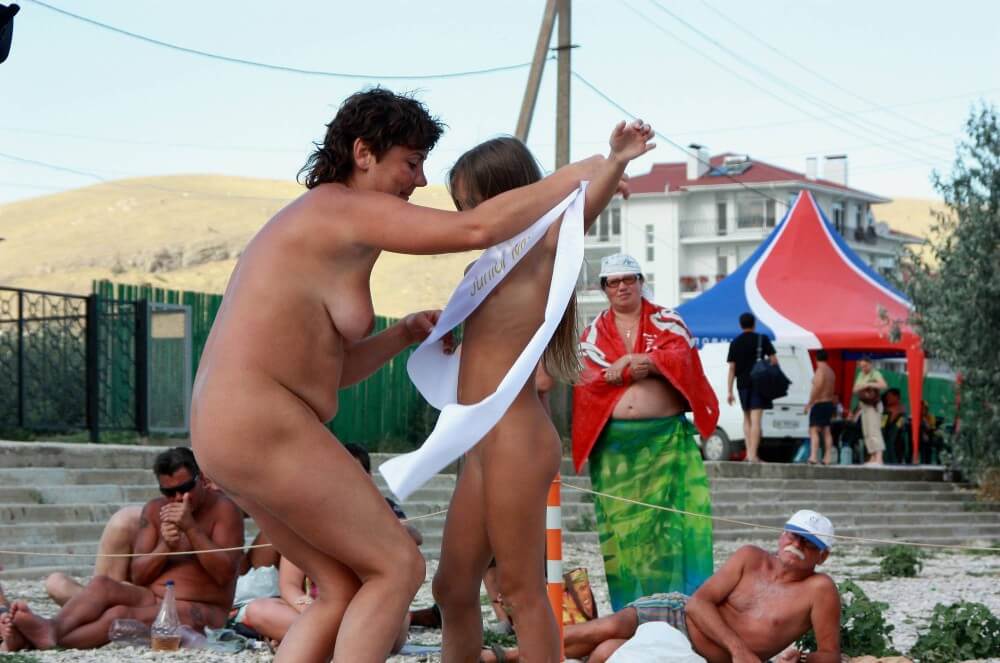 Presenting Mini Awards photos - Nudism teaches us to appreciate the present moment