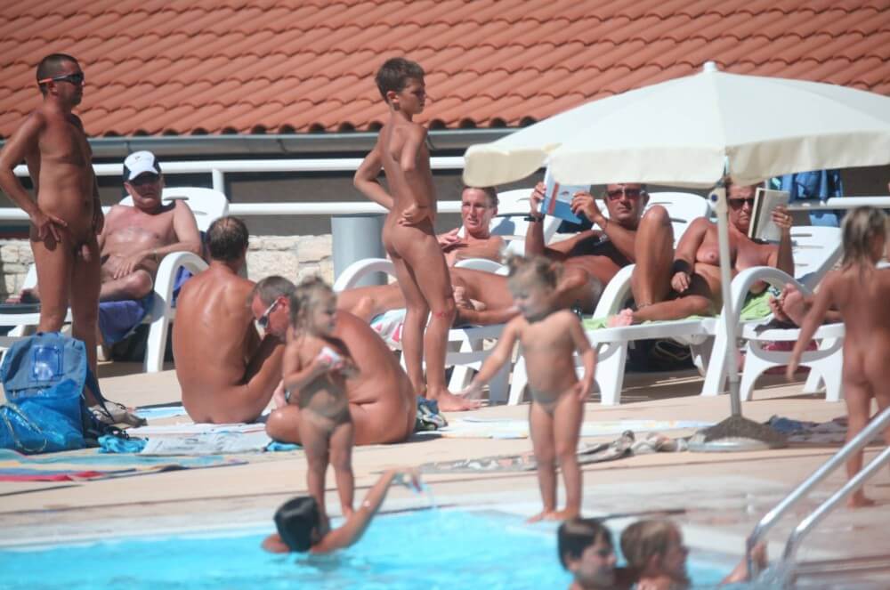 Pool Camping Sides gallery - Naturists love sunlight and fresh air
