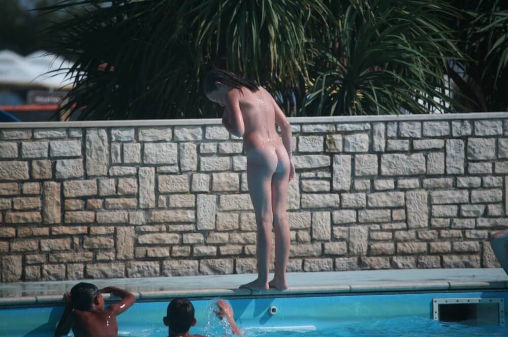 Naturist Pool-Side Singles pics - Nudism helps overcome complexes and fears