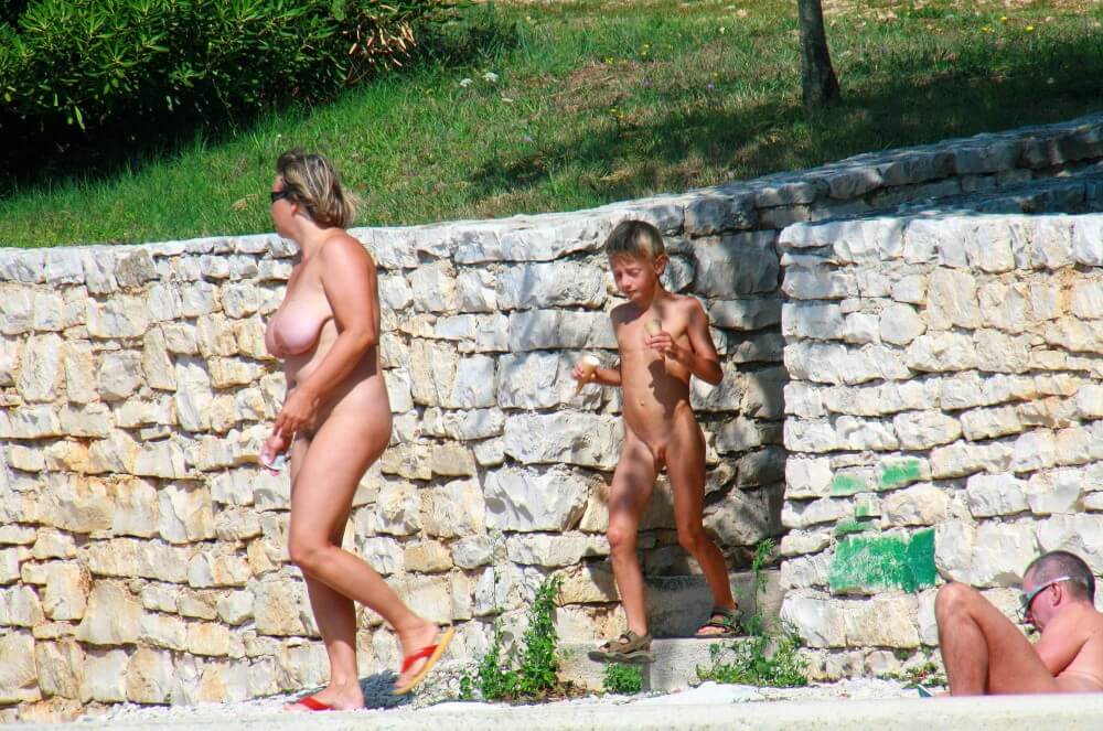 Ula FKK Wall-Side Families pics - A naked person is asexual among nudists