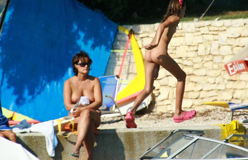 Bright Day Sun Tanning pics - Public nudism