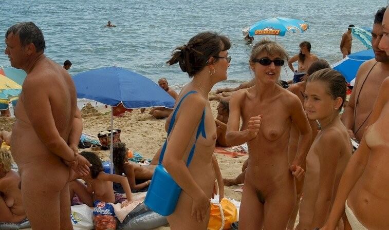 Documentary video naturism 1999 - Naturism and nudism are a path to inner freedom