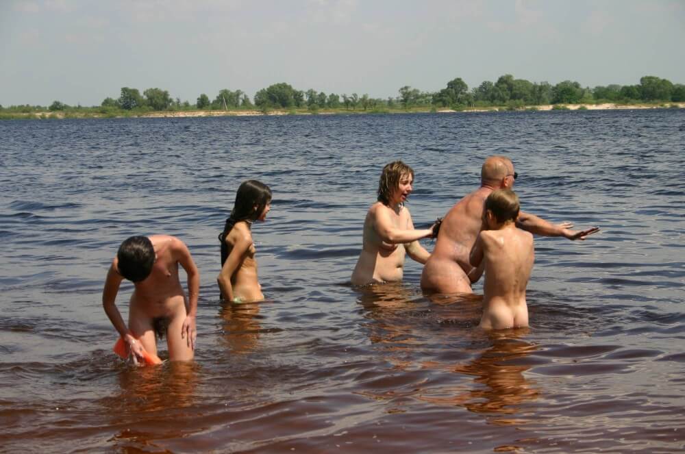Kiev Water-Front Bathing pics - Simplicity and naturalness are valued in nudism