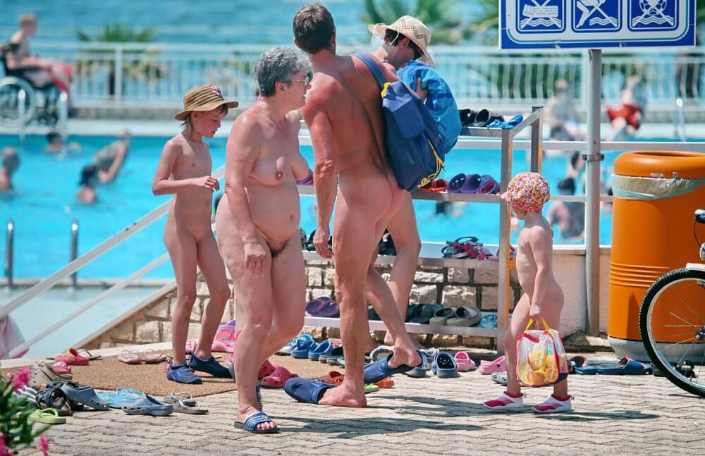 Family Poolside Grouping pics - The foundations of naturist philosophy