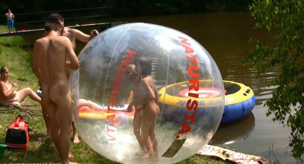 Daytime Family Picnic Full HD - Freedom of choice is important for anyone who wishes to become a naturist
