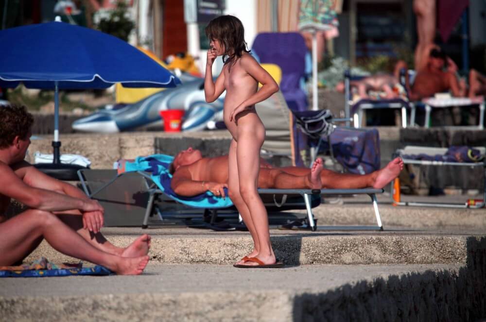 Girl Walk to Nudist Shower pics - In naturism, sincerity and openness toward others are valued