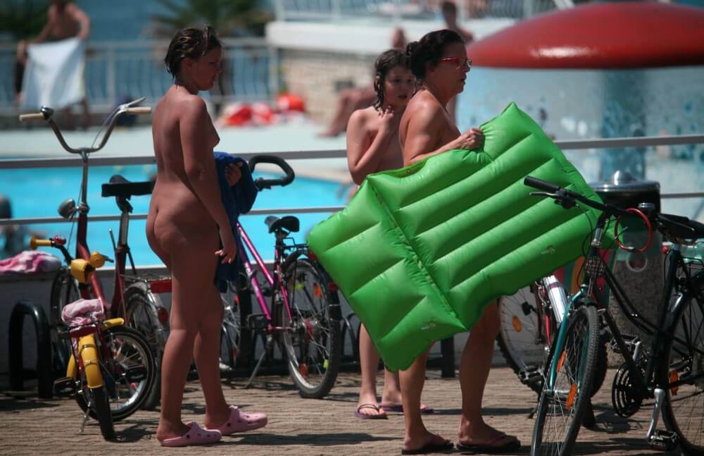 Outdoor Pool Sideliners pics - Naturism and nudism help you overcome your fears