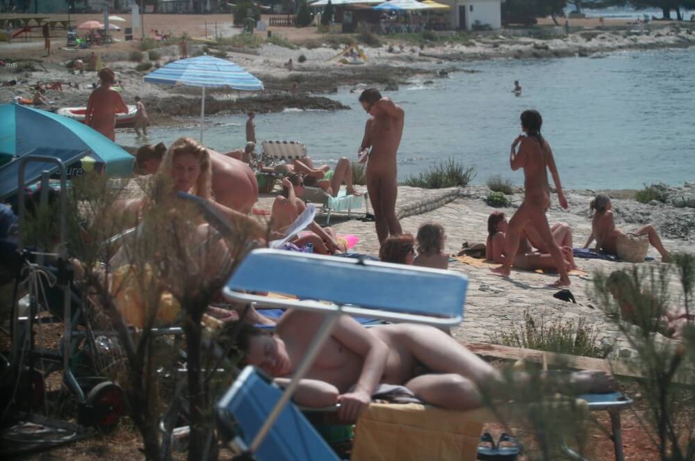 Nuda Beach Wide Outlook pics - Many naked men and women