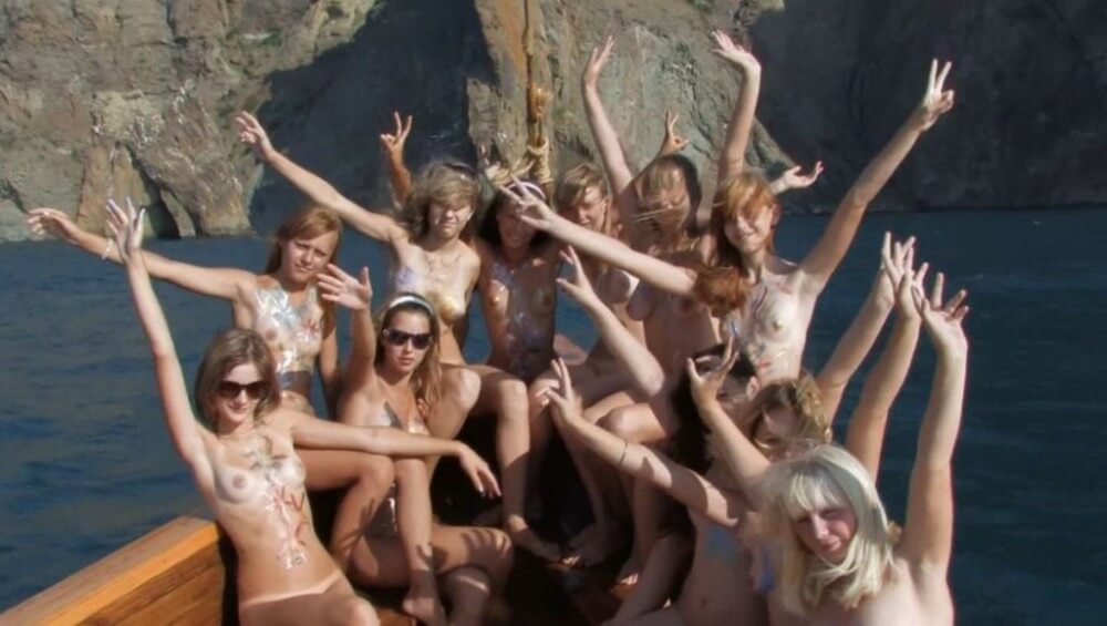 Nudist Girls Boat Cruise Full HD - Nudism teaches us to appreciate the present moment
